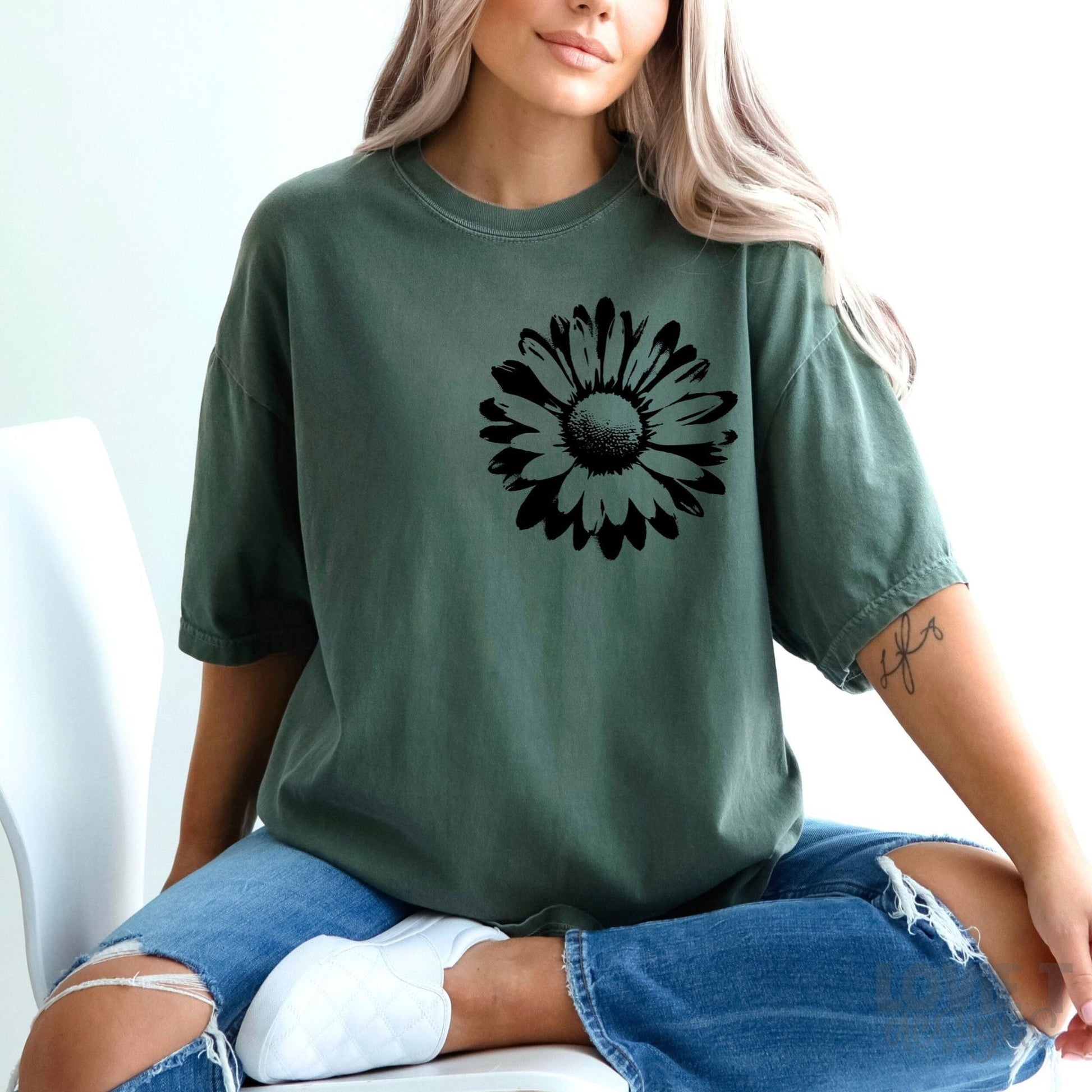 Distressed Daisy-Lovie T Designs